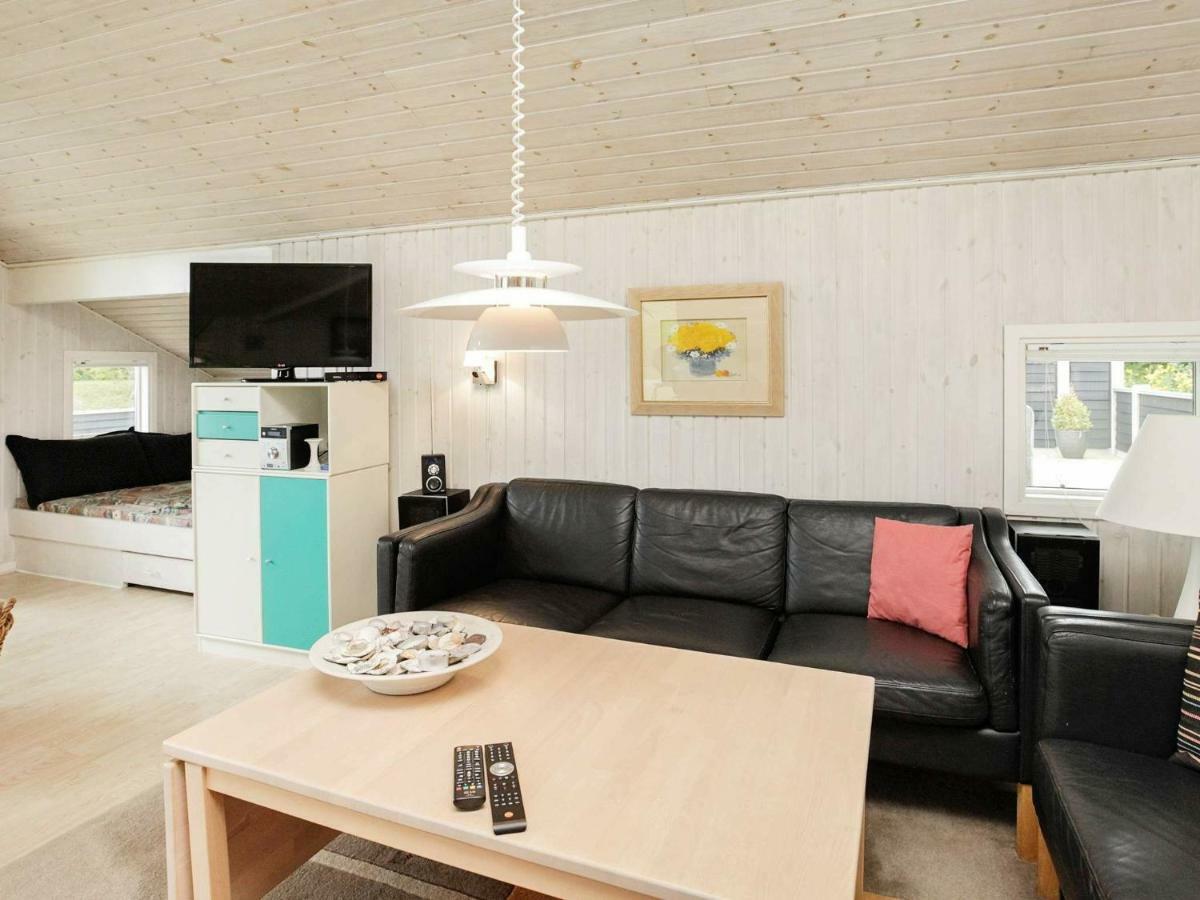 6 Person Holiday Home In Otterup Bilik gambar